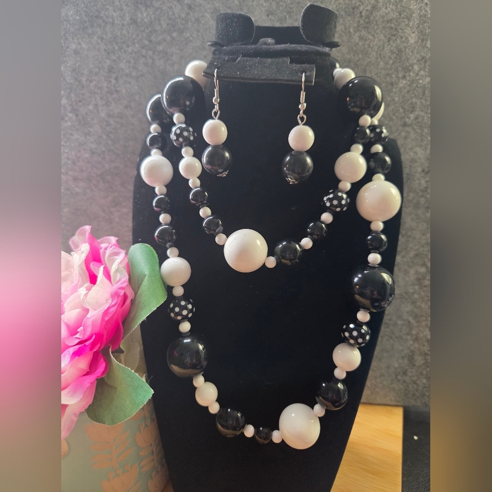 Black and White Beaded Jewelry Set - Picture 3 of 6